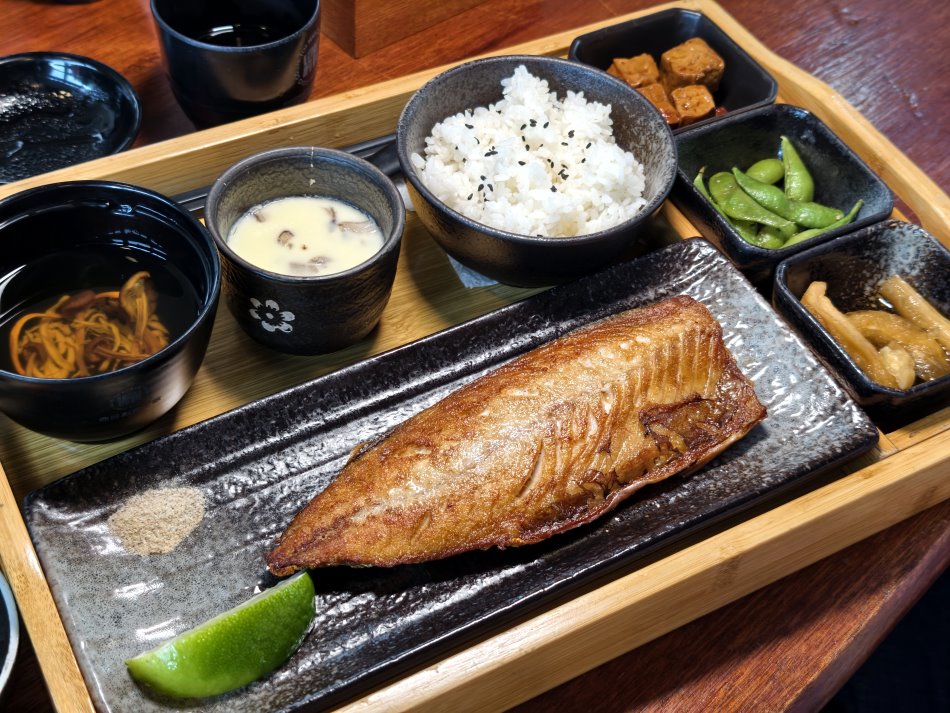 好客食堂豐盛的香煎鯖魚定食套餐
