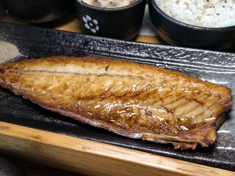 外皮金黃酥脆且油亮多汁的香煎鯖魚特寫