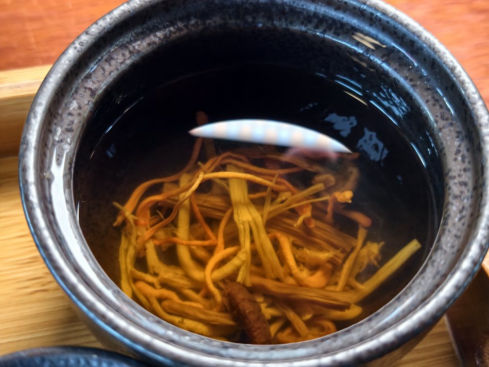 醇厚甘甜的黃金蟲草花百菇養生湯