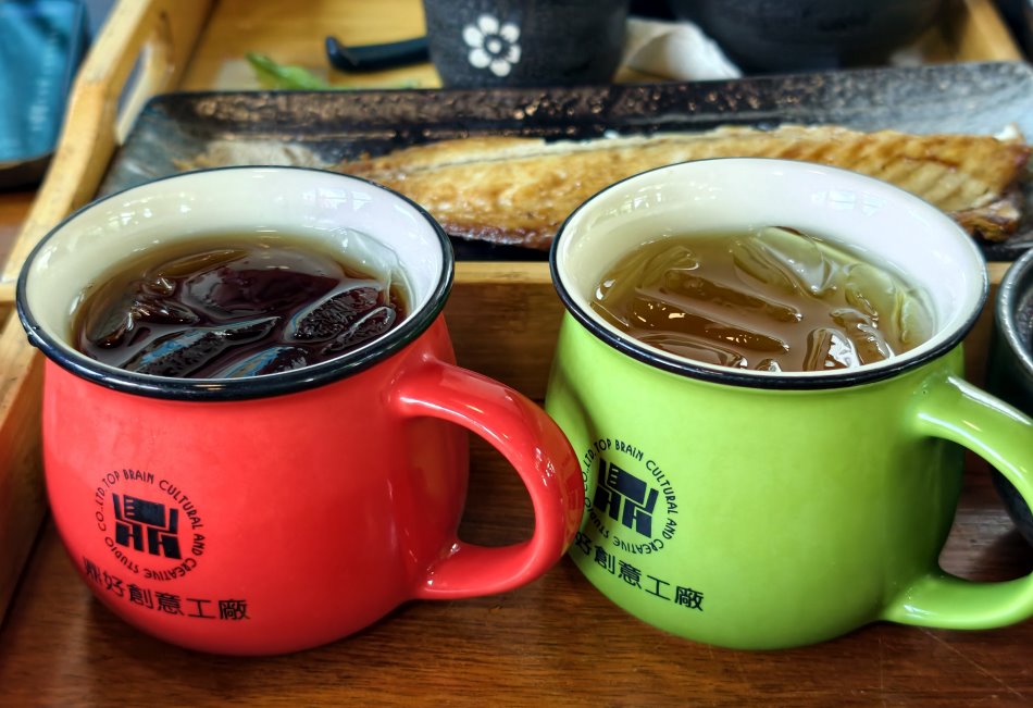 特色琺瑯馬克杯裝盛的烏梅汁與綠茶飲品