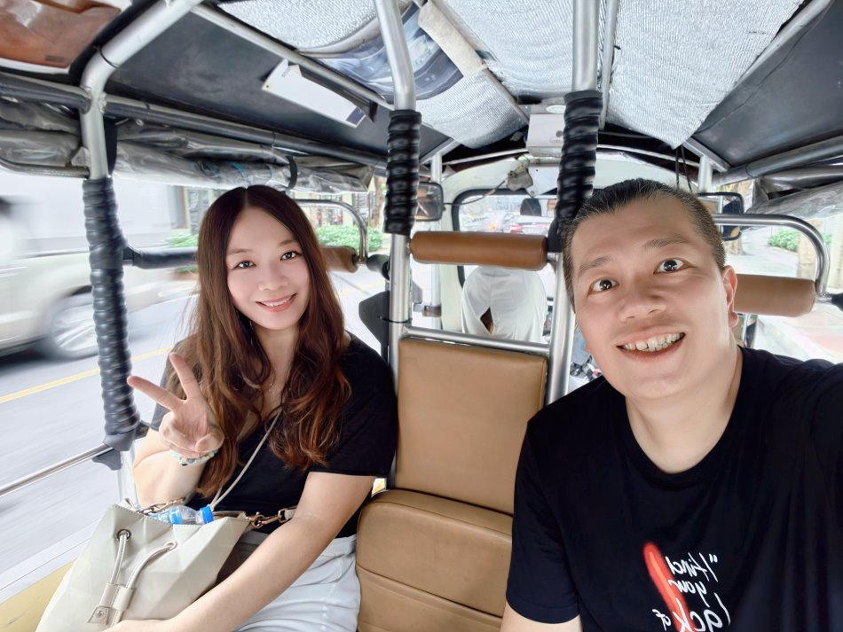 夫妻兩人搭乘MuvMi電動嘟嘟車在曼谷街頭合影