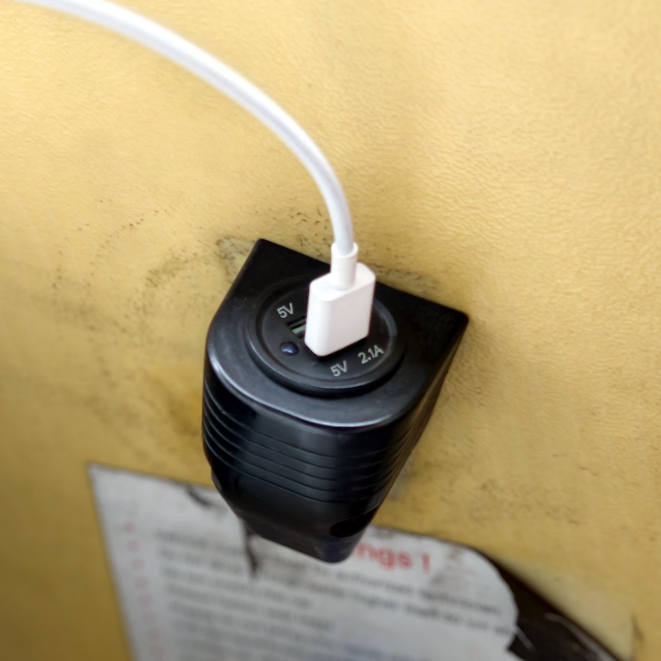 MuvMi車內貼心配備雙孔USB充電座，隨時替手機回血