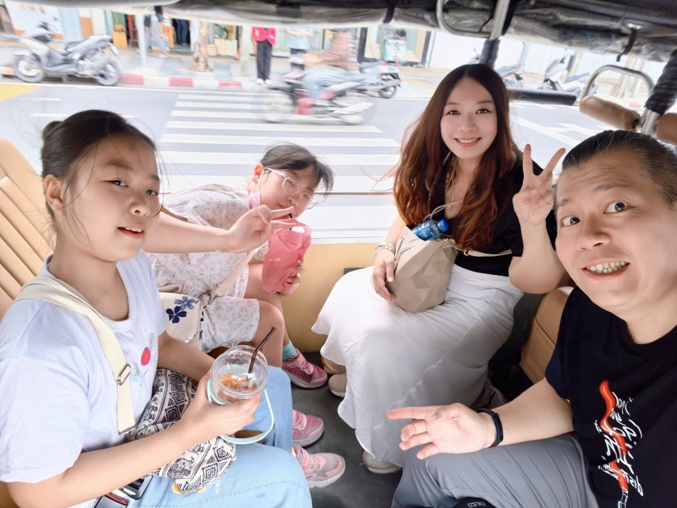 一家五口包車搭乘MuvMi電動嘟嘟車在曼谷市區開心自拍