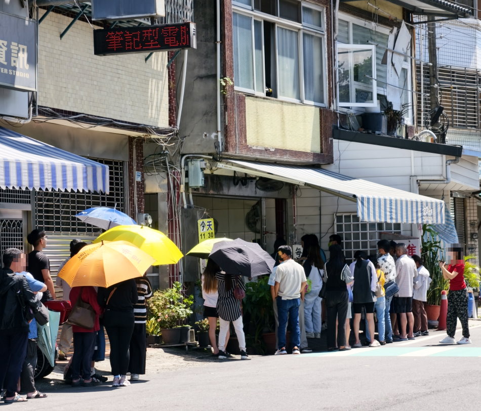 大城黑糖饅頭盛夏排隊人潮與撐陽傘遮陽盛況