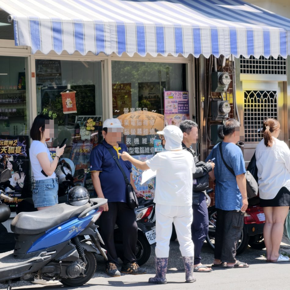 大城黑糖饅頭店家現場登記清點排隊人數與購買數量