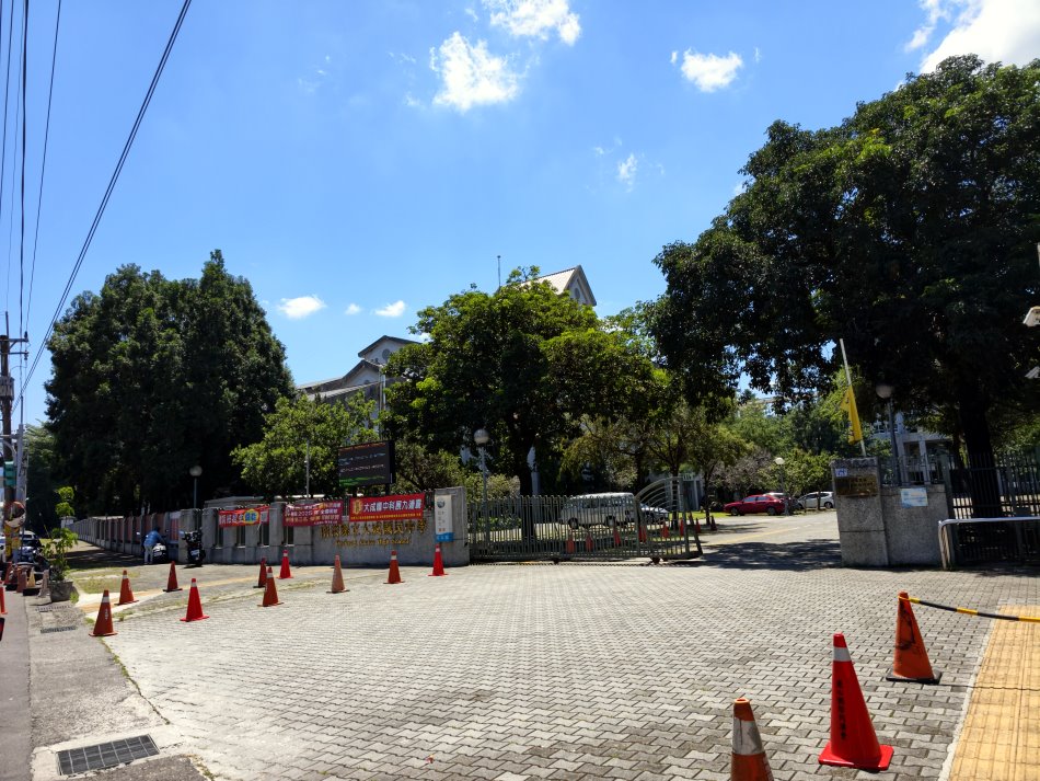 大城黑糖饅頭正對面的埔里鎮大成國中校門口街景