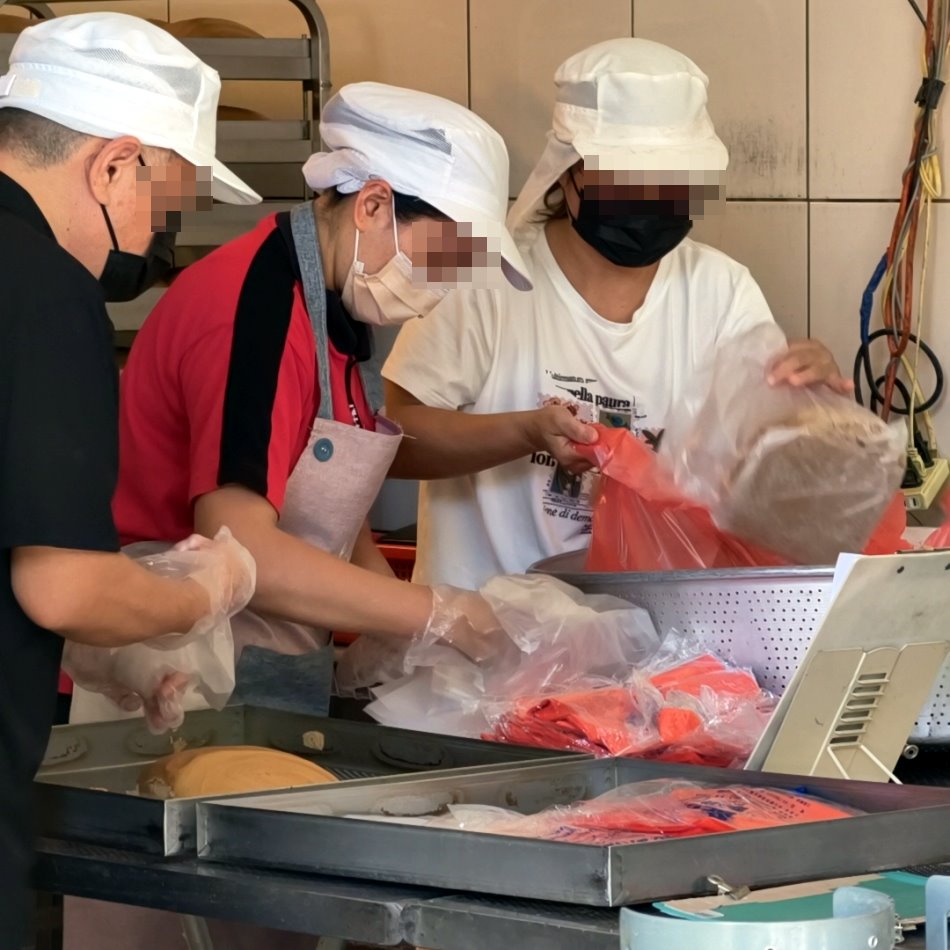 店家工作人員手腳俐落地將剛起鍋的黑糖饅頭打包分裝
