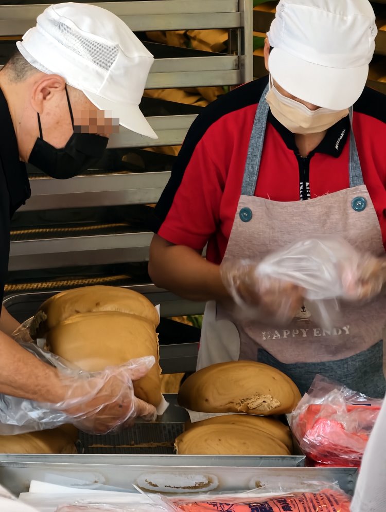 店員分裝巨大黑糖饅頭入袋的分秒必爭工作實況