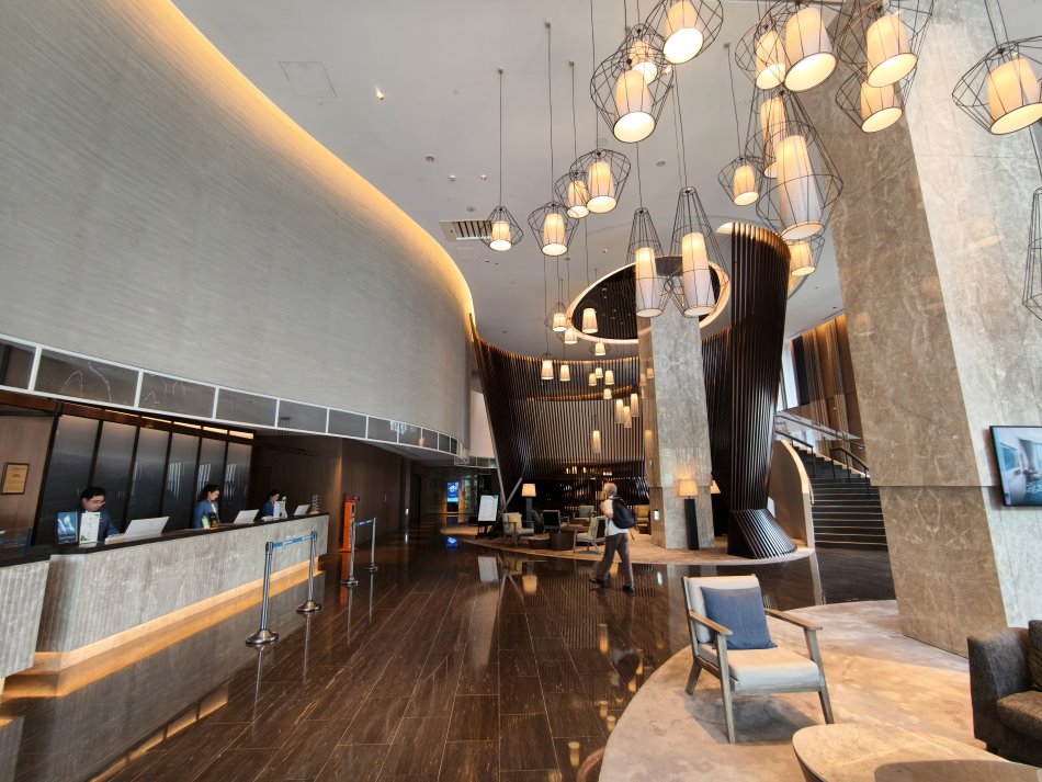日月潭力麗溫德姆溫泉酒店挑高大廳與藝術造型吊燈