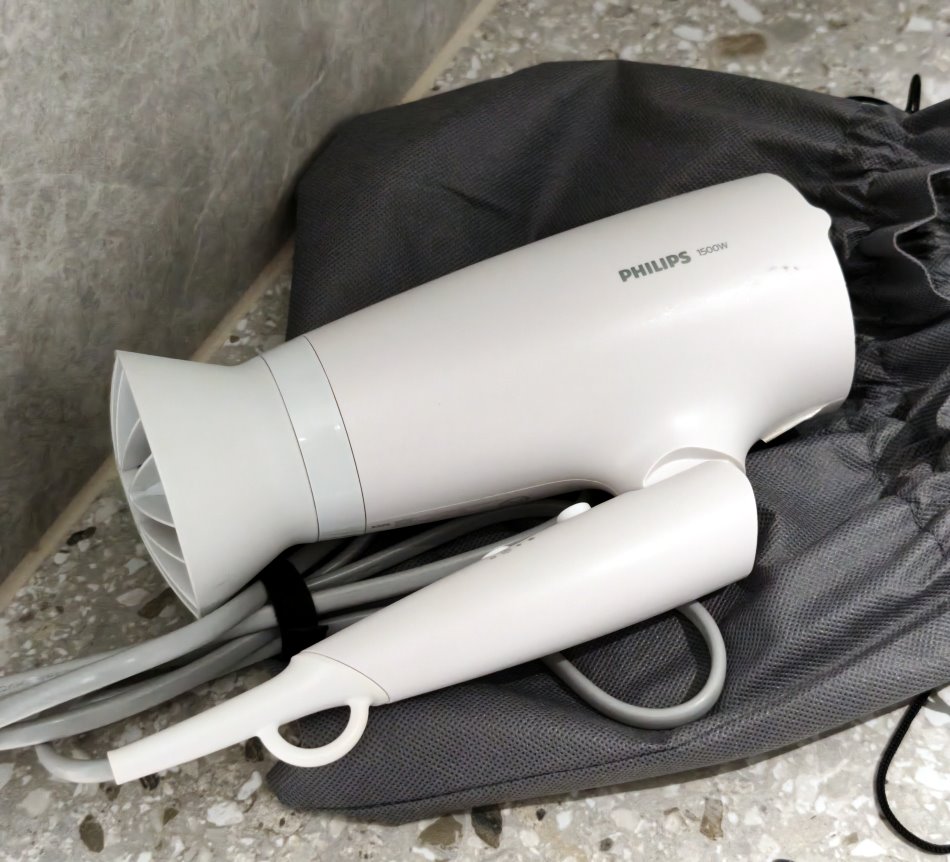 房內提供Philips 1500W大風量可折疊負離子吹風機