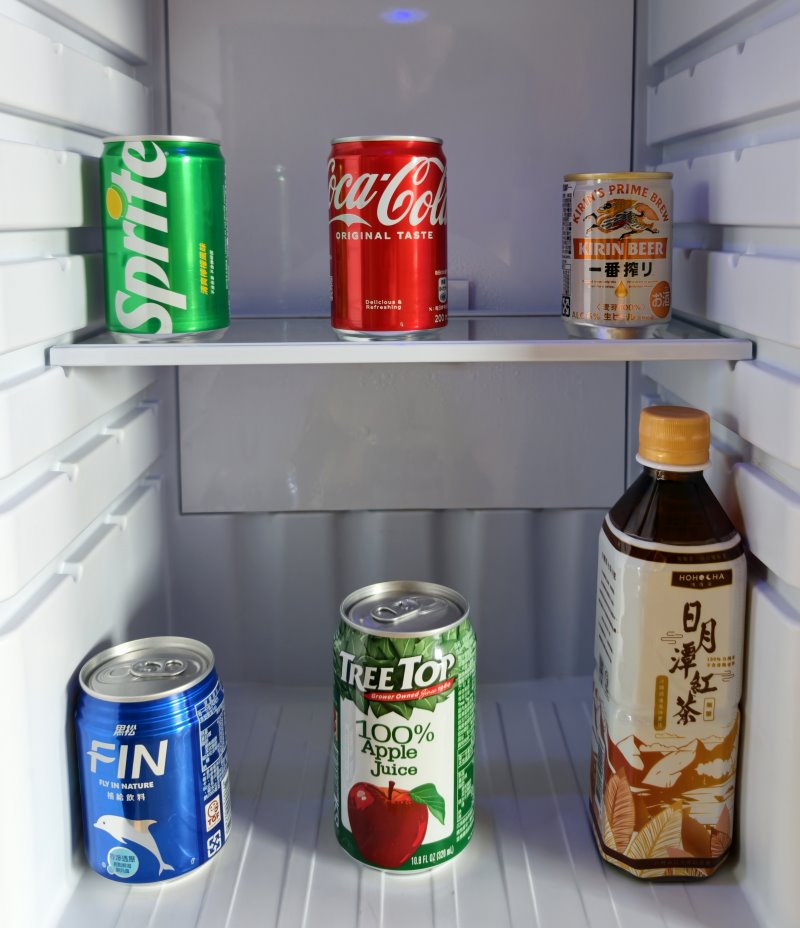 小冰箱內免費迎賓飲品包含蘋果汁、日月潭紅茶與一番搾啤酒