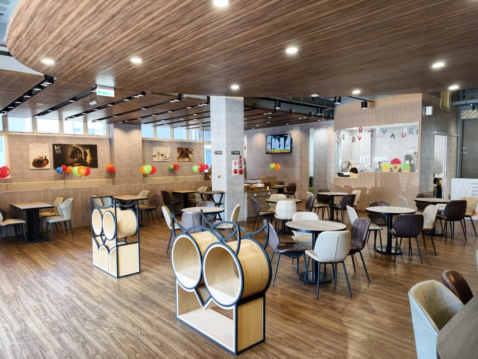 魯魯札札咖啡親子館挑高用餐區與繽紛休憩座椅