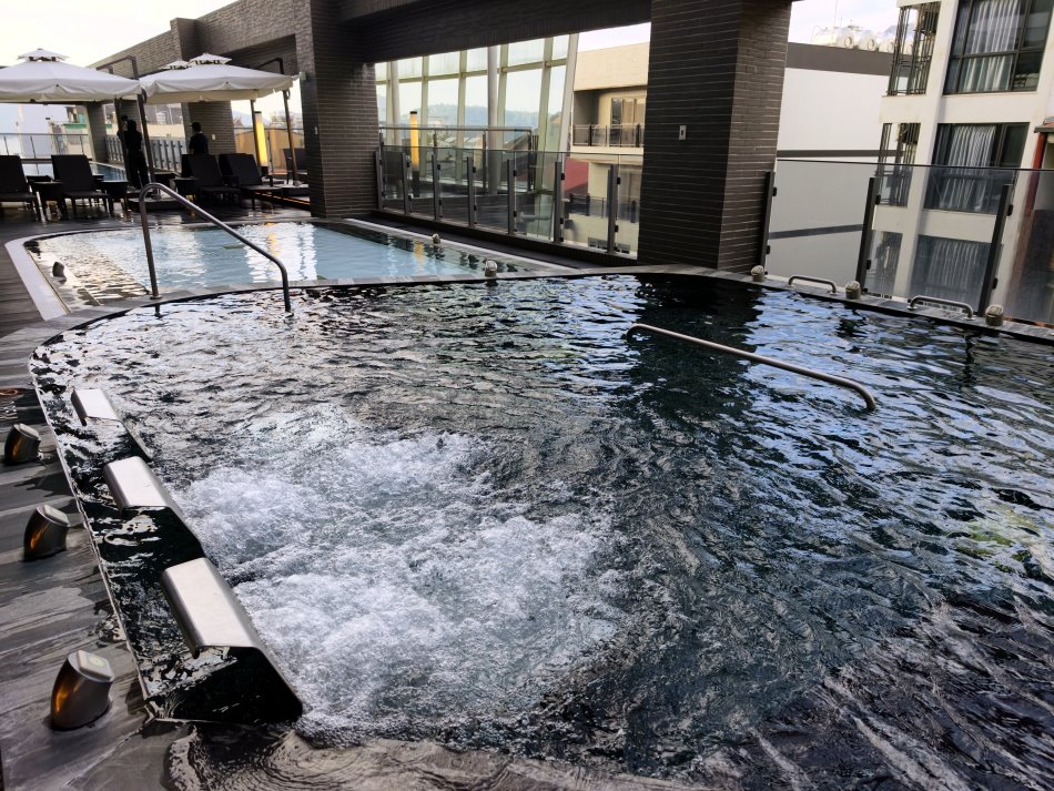 露天溫水水療SPA池強勁氣泡水流放鬆肩頸肌肉