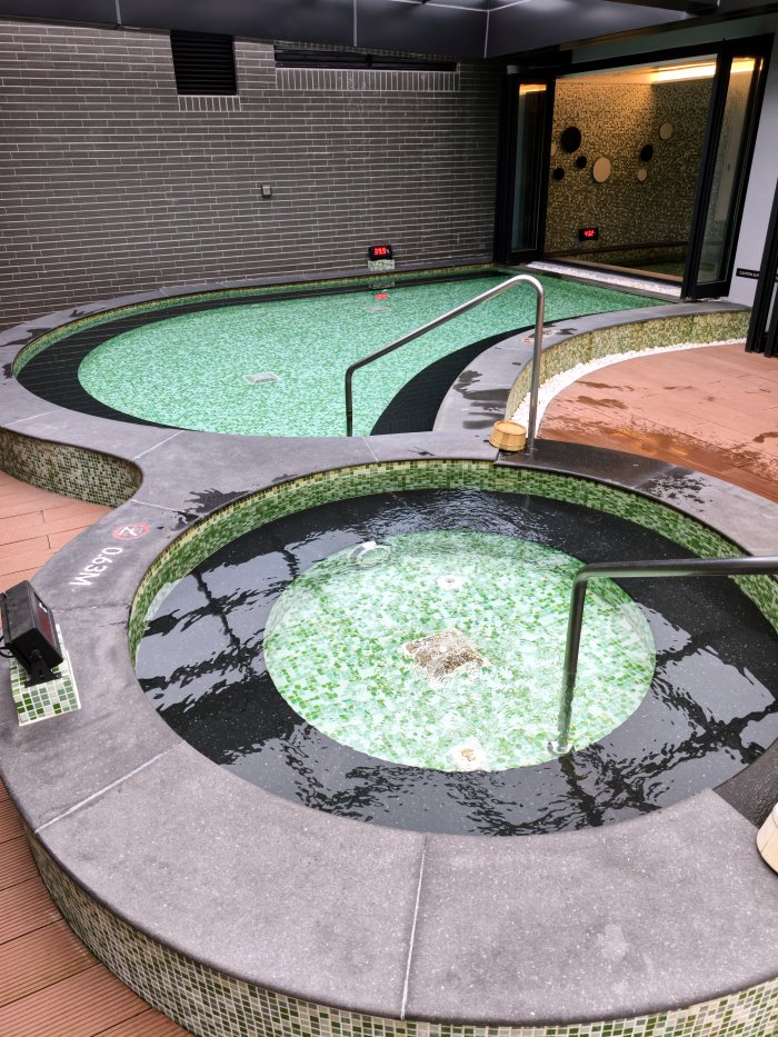 大眾溫泉區雙溫度半露天冷熱雙泉池與木棧步道