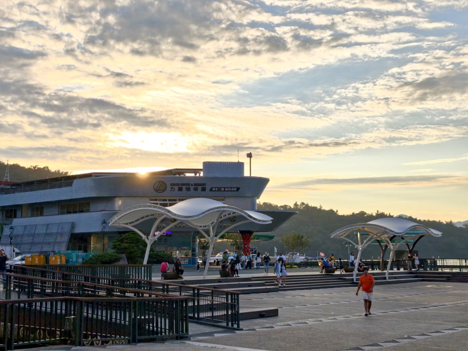 伊達邵遊客中心與碼頭水岸黃昏夕陽晚霞美景