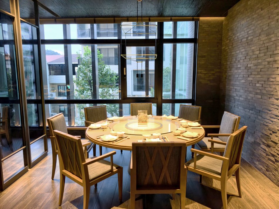 邵中餐廳獨立景觀包廂圓桌聚餐空間與綠意採光窗