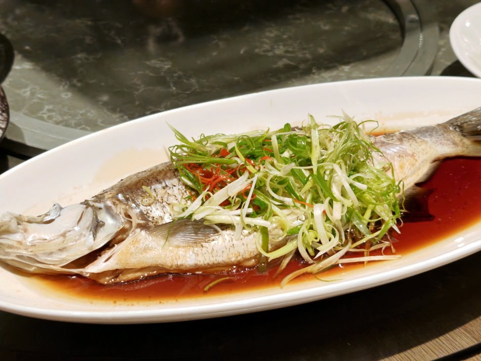 經典粵式豉油蒸日月潭總統魚鋪滿青蔥絲紅椒絲