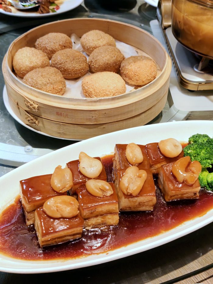 得獎名菜貴妃紅燒葛王東坡肉搭配荔枝與芝麻燒餅
