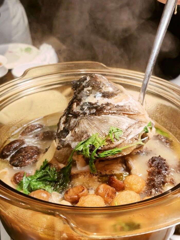 佛跳牆撈起碩大入味的大魚頭滿滿膠質