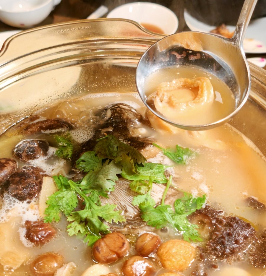 舀起金黃醇厚高湯與完整原顆肥美鮑魚