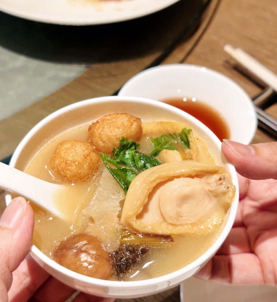 個人碗盛裝佛跳牆鮑魚、栗子、魚丸與豐富燉煮食材