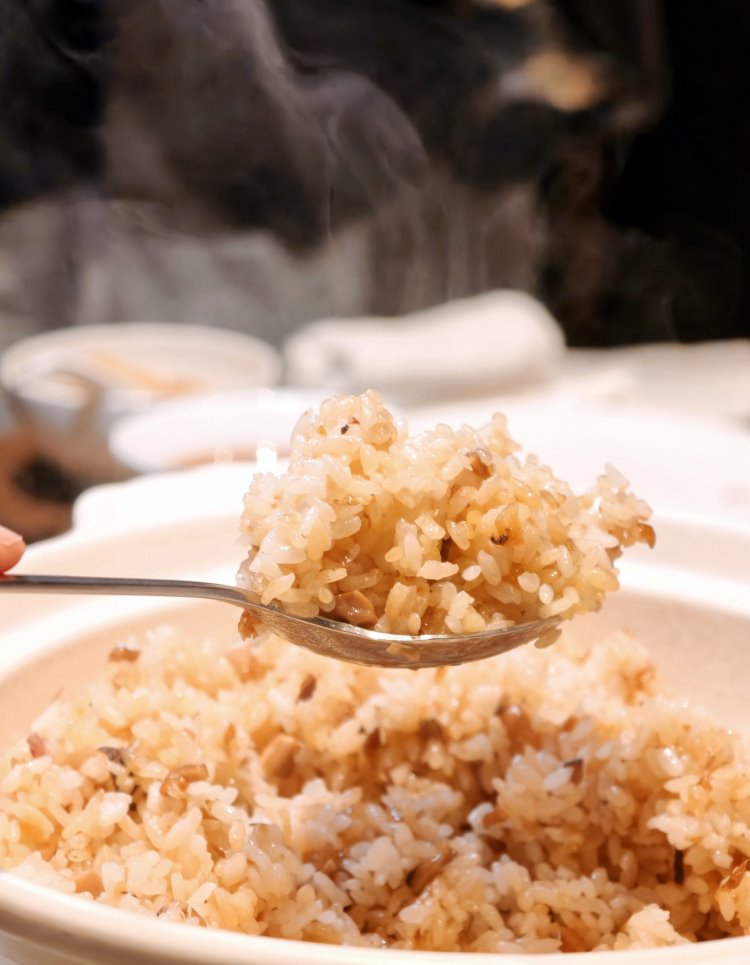 鹿谷香菇雞油炊飯熱氣蒸騰米粒晶亮油潤