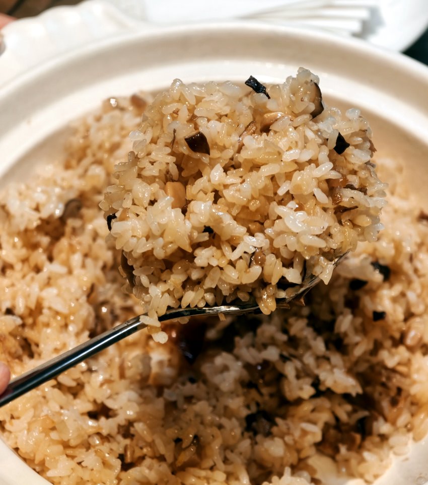 特寫鹿谷香菇雞油炊飯飽滿米粒與碎香菇丁