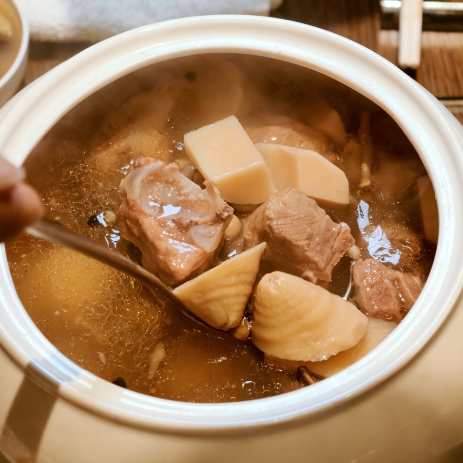 馬告鮮筍燉子排清香湯頭滿滿厚切排骨與當季竹筍