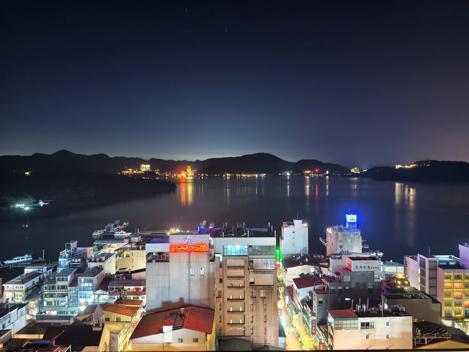 俯瞰伊達邵商圈萬家燈火與日月潭水岸璀璨夜景