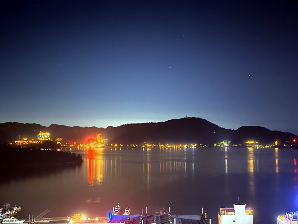 靜謐黑夜倒映對岸水社商圈燈火倒影與深藍湖面