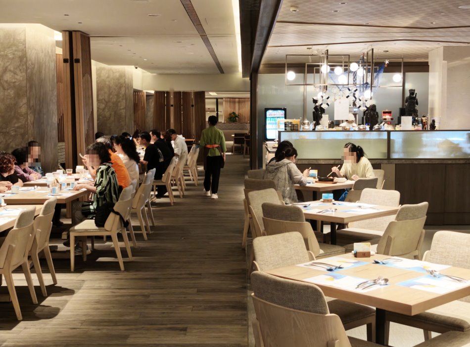 饗沐全日餐廳早餐熱鬧用餐環境與漁網造型設計吊燈