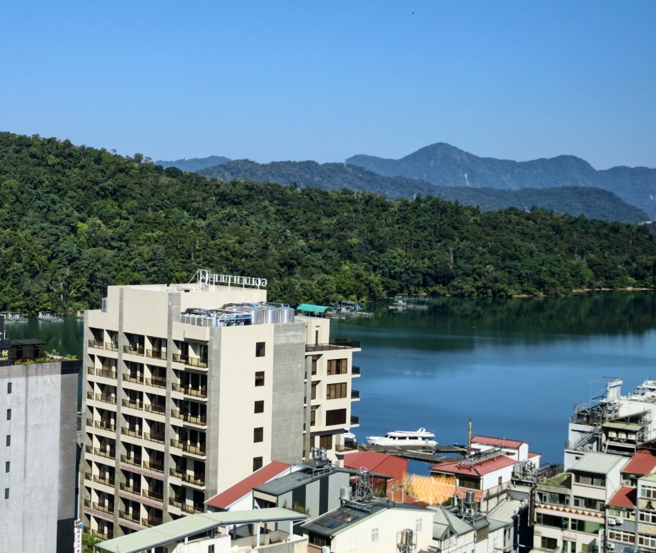 清晨天光下的伊達邵湖光山色與平靜停泊遊艇