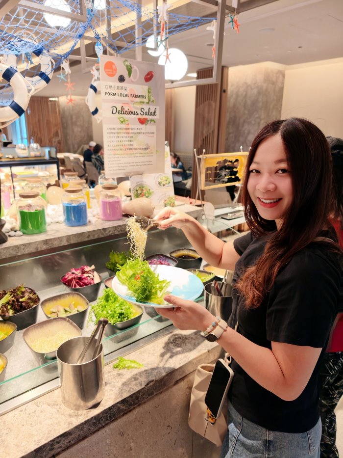 在地小農生菜沙拉吧夾取新鮮鮮脆時蔬苜蓿芽