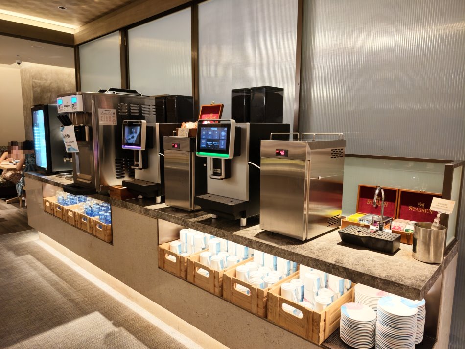 多台觸控研磨咖啡機、進口茶包與熱水機飲品吧台