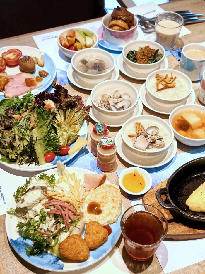 整桌澎湃海鮮粥、蛤蜊湯、現煎歐姆蛋與鮮脆沙拉早餐盛宴
