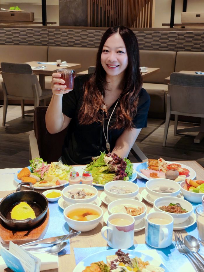 在饗沐全日餐廳享用豐盛早餐舉杯日月潭紅茶