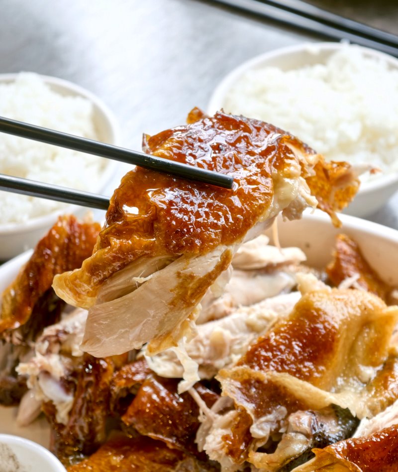 行家吃法:手撕雞肉鋪在白飯上淋上金黃香濃雞油