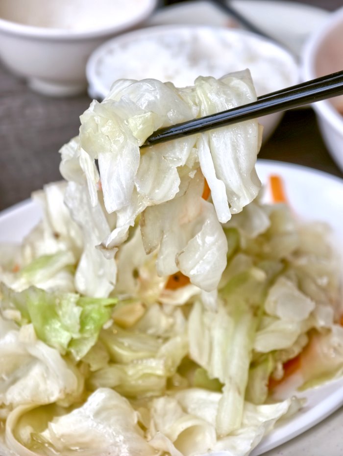 筷子夾起鮮嫩甘甜的高山高麗菜特寫