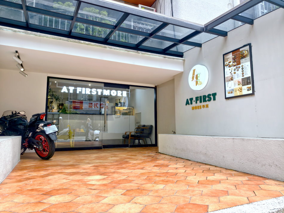 At.First More 早寓仁愛店落地窗自然採光用餐區與編織座椅