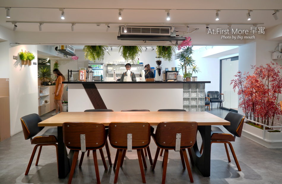 At.First More 早寓吧台引進高規格純白 Modbar 嵌入式咖啡機