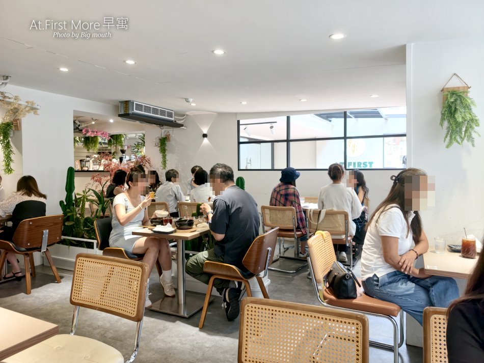 早寓自然光灑落的舒適座位與隨餐新鮮綜合果汁