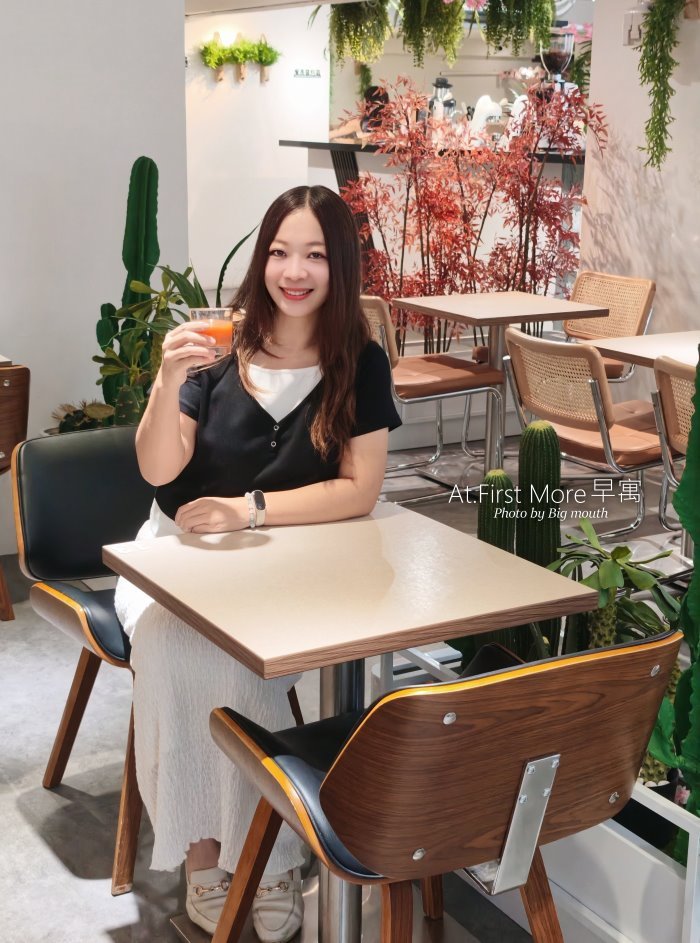 咖啡師現場細膩製作凡爾賽玫瑰海鹽拿鐵的精緻天鵝拉花