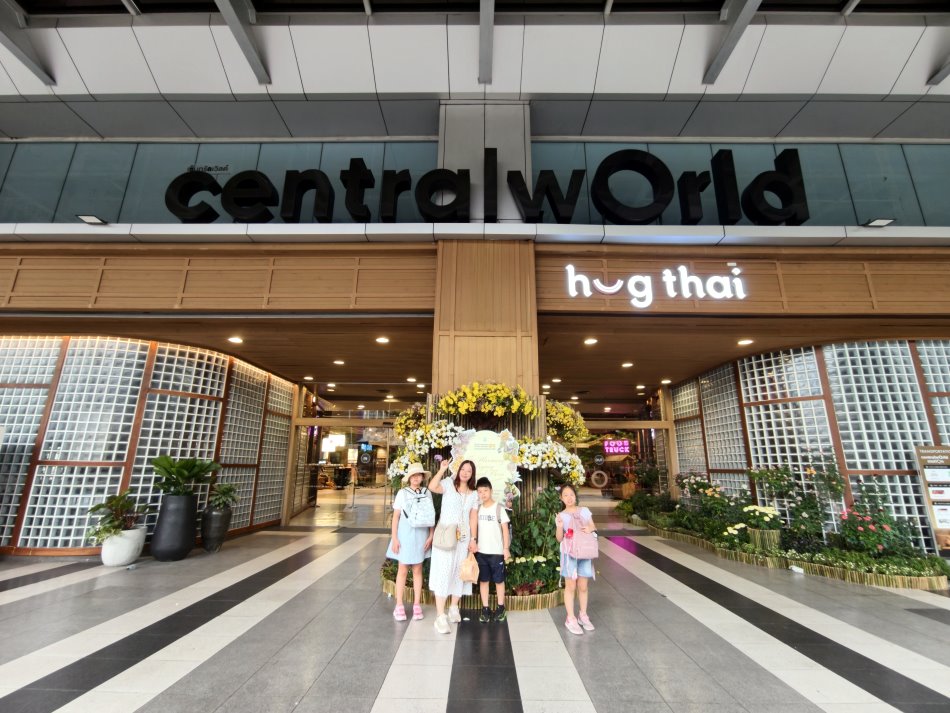 曼谷Central World hug thai門口集合地點合影