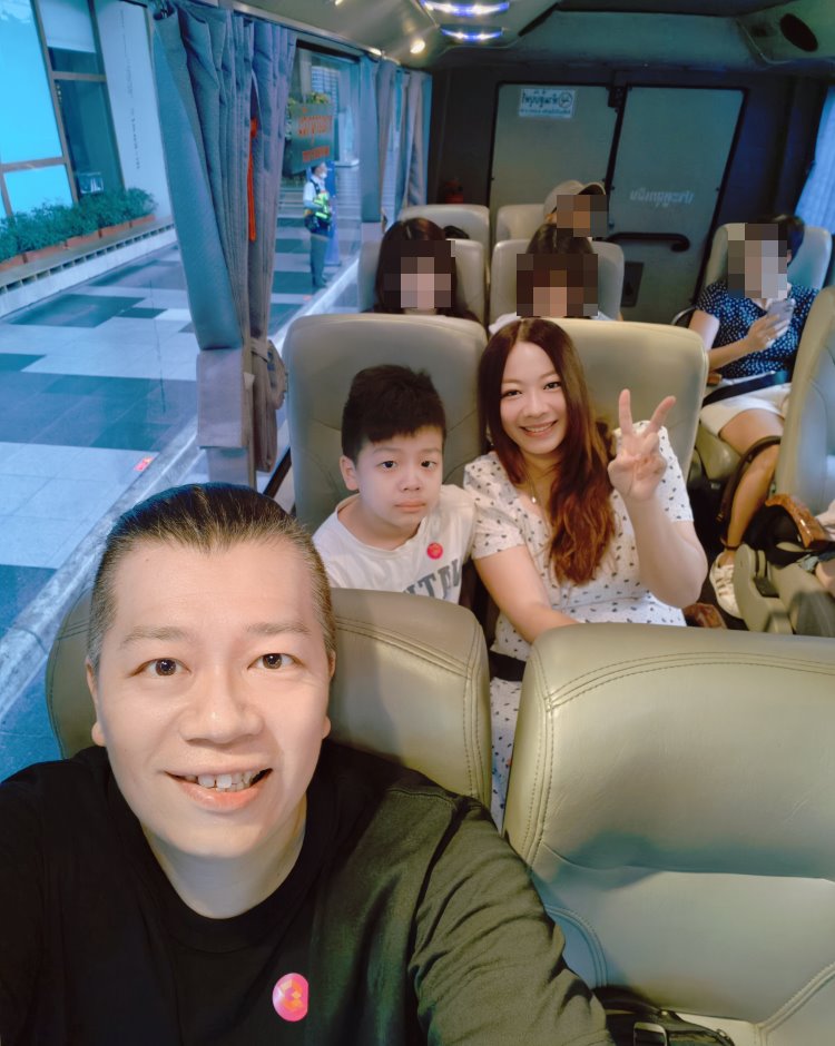冷氣巴士車廂座位寬敞舒適準備出發