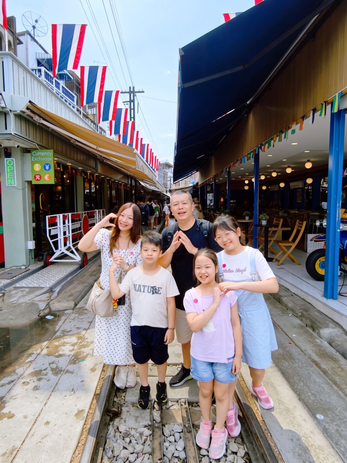 美功鐵道市場鐵軌中央全家五人大合照