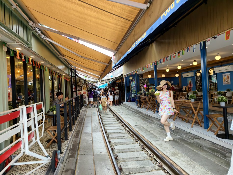 美功鐵路兩側遮陽棚商店街與遊客漫步街景