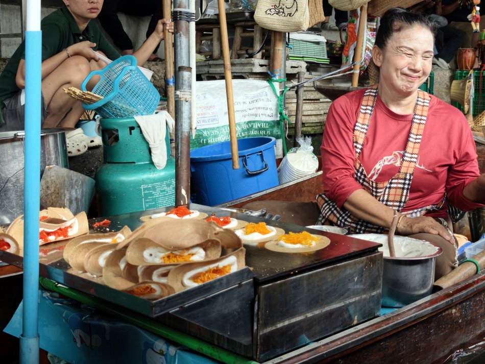 泰式脆煎餅熱情老闆娘在船上熟練抹奶油與煎餅