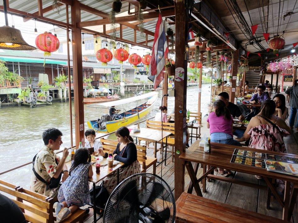 水岸第一排臨河半露天木造餐廳用餐氛圍