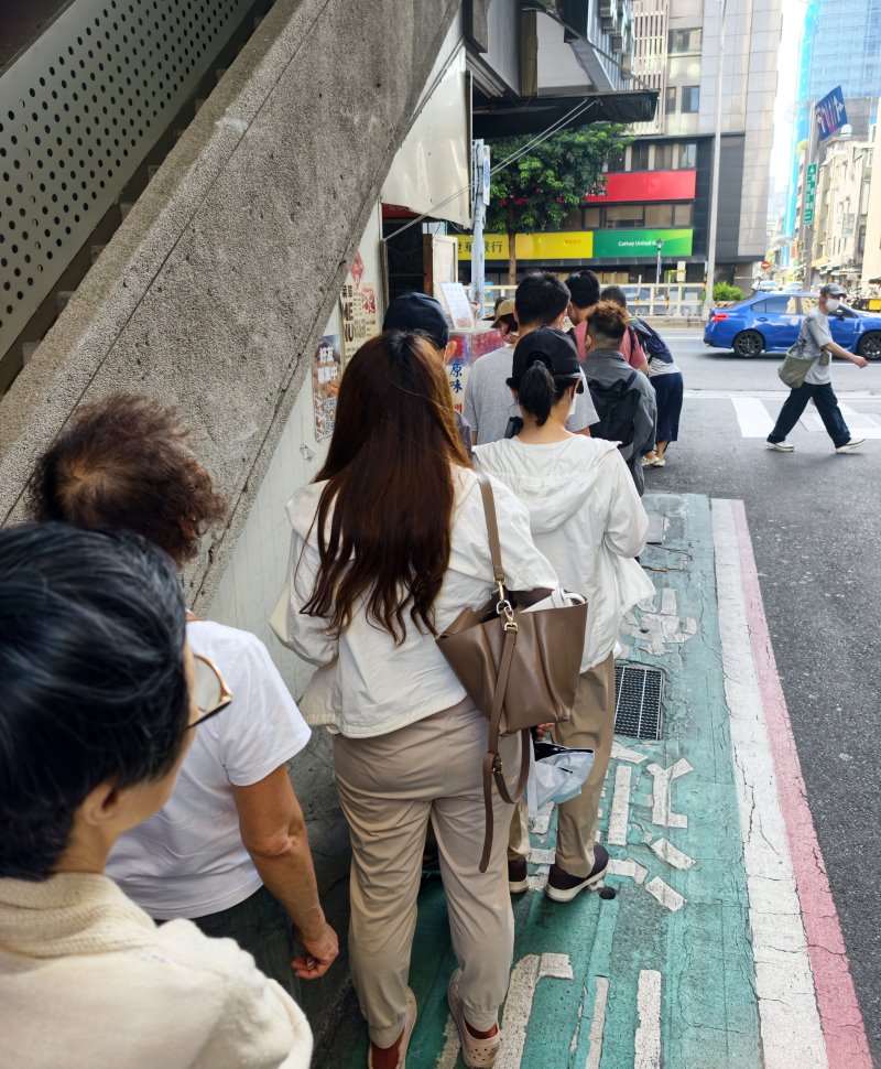 不老麻糬騎樓排隊動線與前進速度
