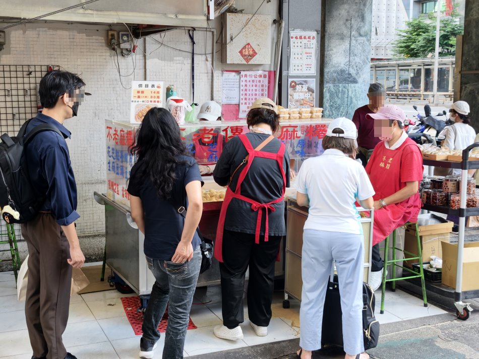 不老客家傳統麻糬攤位前店員點餐與包製分工